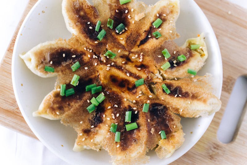 Gyoza dumplings gegrild met dipsaus